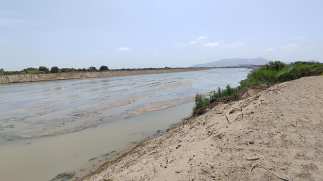 Vicios. Desde el lugar donde se hacen trabajos en el río Reque, Pérez arremetió contra Midagri.