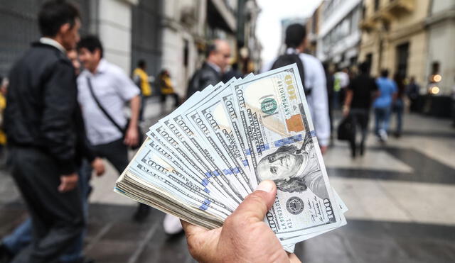 El dólar en el mercado paralelo cotizaba en S/3,680 la compra y S/3,700 la venta. Foto: Andina