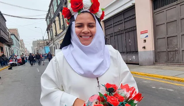 La mujer vende rosas en la cola afuera del santuario de Santa Rosa de Lima. Foto y video: Gianella Aguirre/La República