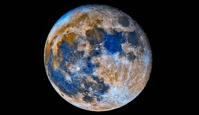 Si bien el fenómeno astronómico de la luna azul no significa un cambio de color, el satélite natural sí exhibe distintas tonalidades, las cuales se han exagerado en esta imagen. Foto: NASA