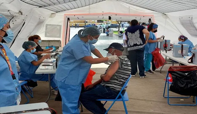 Las enfermeras cumplen importante rol en campañas fuera de los hospitales. Foto: La República