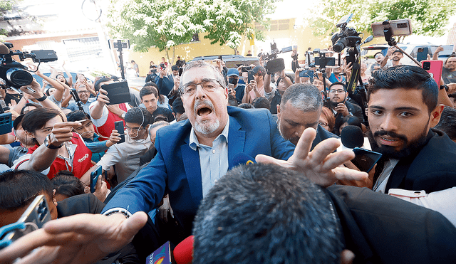 En la mira. Presidente electo Bernardo Arévalo de León soporta el embate de los conservadores que perdieron las elecciones. Foto: EFE