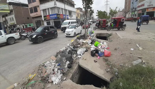 Paso peatonal que cubre canal Cois, en medio de la avenida Leguía, está deteriorada, entre Luis Gonzales y Balta. Foto: Carlos Vazquez LR