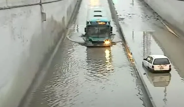 La vía registró un empozamiento de agua de lluvias en mayo de este mismo año. Foto: captura Latina