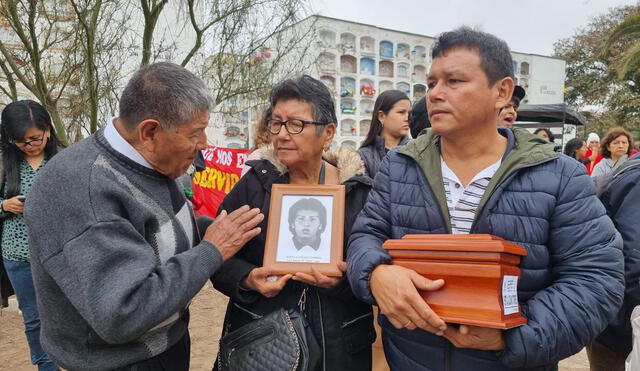 Estudiantes fallecidos durante época violenta en el país fueron enterrados. Foto: Rosa Quincho/La República