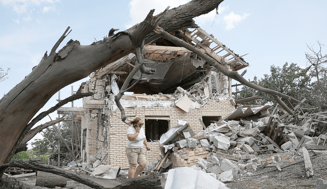 Destrucción. Una residente civil en las cercanías de Kiev, delante de los escombros de su casa tras un ataque ruso. Foto: EFE