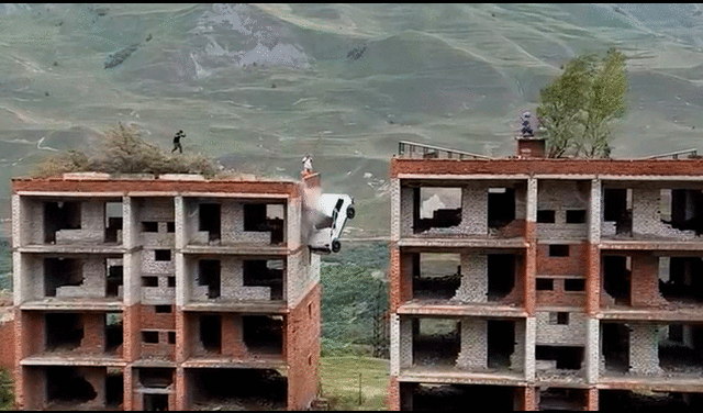 El joven de 29 años no logró su objetivo de llegar a bordo del auto hasta el edificio contiguo. Foto y video: chebotarev_life