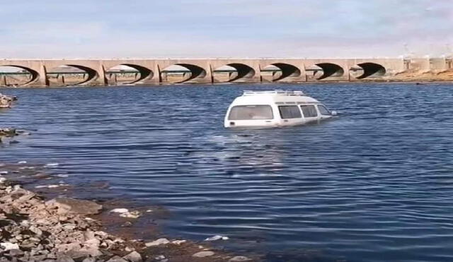 La combi quedó casi sumergida en el río Coata. Foto: Radio Excelente