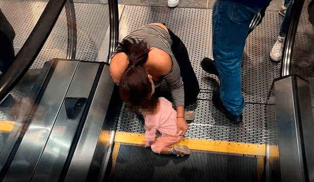 escaleras mecánicas en centro comercial