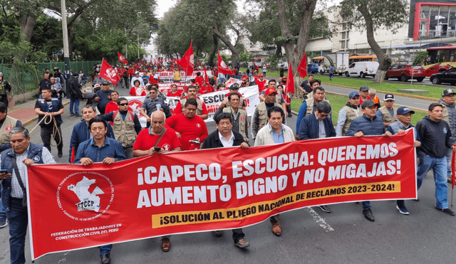 Trabajadores reclaman a Capeco remuneraciones dignas. Movilización se realiza en diferentes regiones del Perú. Foto: La República/ Mirian Torres
