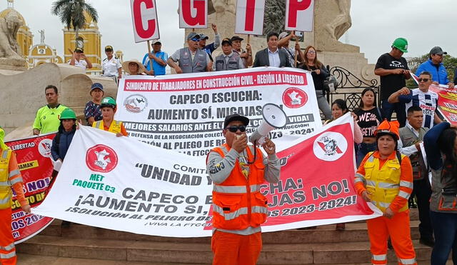 Los obreros piden que el aumento esté en relación con el alza del costo de vida. Foto: Yiolanda Goicochea/ LR