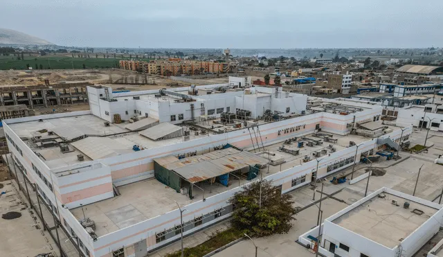 Parados. Nosocomios no se concluyen hace cinco años. La mayoría de ellos arrancó hace siuste años, desde el 2016. Foto: La República