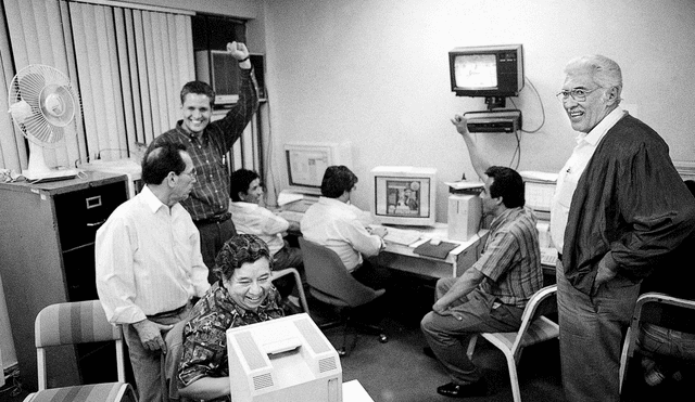 Gustavo Mohme Seminario y su padre celebrando la llegada de las primeras computadoras a la redacción
