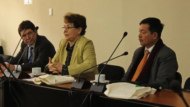 Gladys Echaiz, a su izquierda el nuevo ministro Eduardo Arana en 2022
