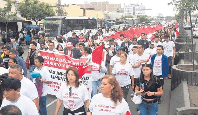 En las calles. Empresarios de Gamarra cerraron sus puertas y marcharon hasta las 2 p.m. Foto: Félix Contreras/La República