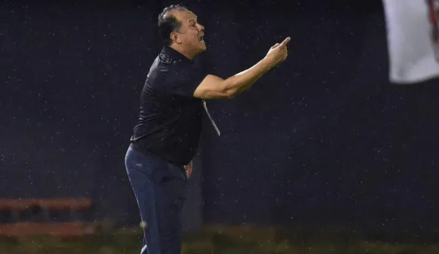 Juan Reynoso debutó como técnico de Perú en Eliminatorias. Foto: AFP.