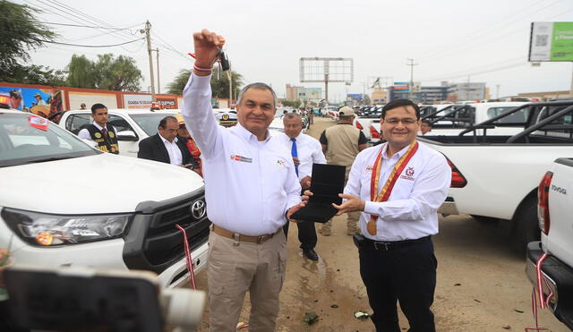 Pérez y Romero en ceremonia de entrega de vehículos. Foto: Clinton Medina LR