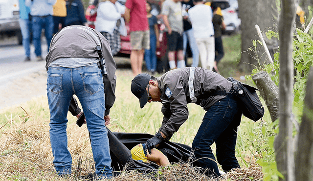 Homicidio. Policía cubre el cadáver del concejal de Durán, Bolívar Vera, en Daule, Guayas. Foto: AFP
