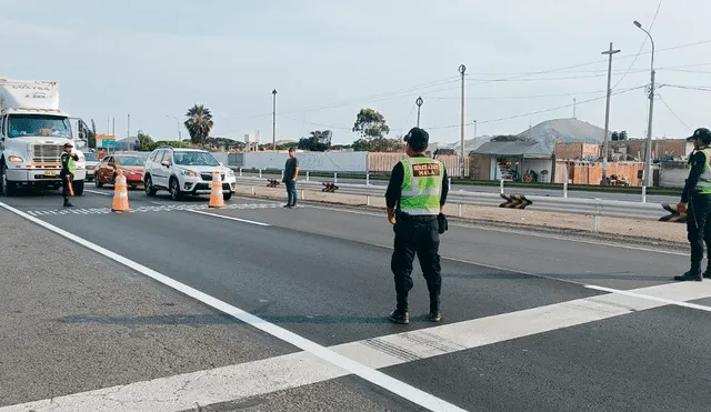 Plan municipal. Desde enero de este año, el serenazgo de Mala facilita el tránsito de los peatones en la Panamericana Sur. Foto: difusión