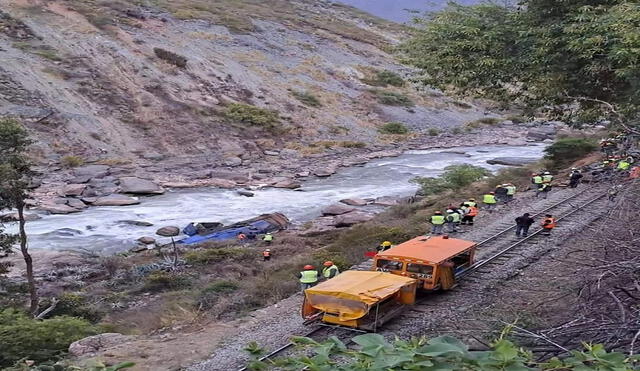 La máquina se precipitó al río Vilcanota, accidente fue provocado por los derrumbes en la vía. Foto: La República