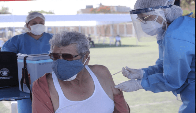 Mayores de 60 años es grupo prioritario para proteger ante la llegada de nueva cepa del coronavirus al  país. Foto: La República