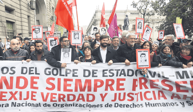Militante. El presidente de Chile, Gabriel Boric, participa en una manifestación por los 50 años del golpe de Estado. Foto: EFE