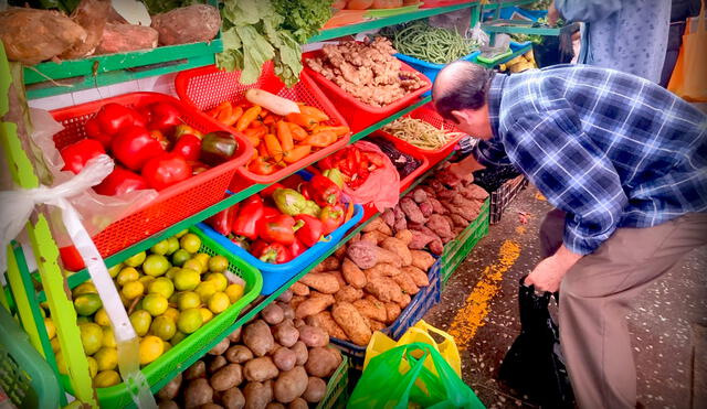 En el mercado de Villa Sur, los comerciantes recurren a ocultar los precios de los alimentos para no desanimar a la clientela. Foto: URPI/LR