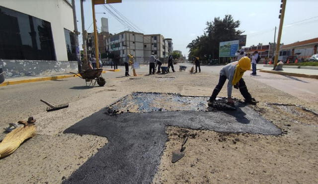 Obreros pertenecientes a la misma municipalidad realizan acciones de parchado en calles de Chiclayo. Se iniciaron labores en Garcilaso de la Vega. Foto: La República