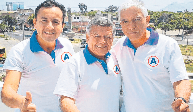 Otras épocas. César Acuña, junto a su hijo y su hermano Héctor, cuando eran candidatos y todo era felicidad. Foto: difusión