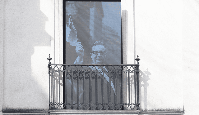 En el recuerdo. Durante la ceremonia, la imagen de Salvador Allende fue colocada en el balcón del Palacio de la Moneda. Foto: EFE