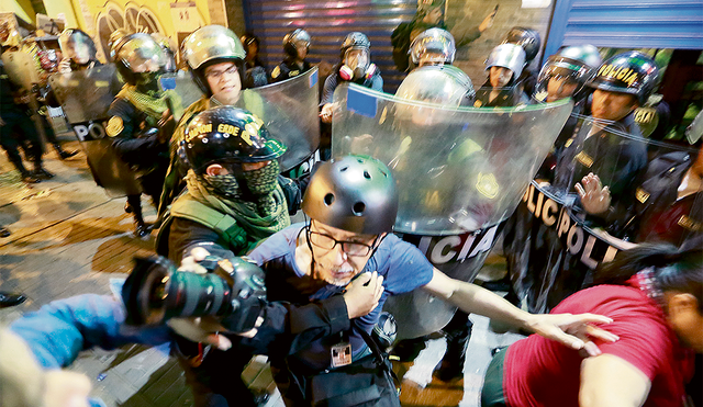 Riesgo. Gremios de prensa rechazan medida que afectaría el derecho a informar sobre marchas. Foto: Antonio Melgarejo/La República