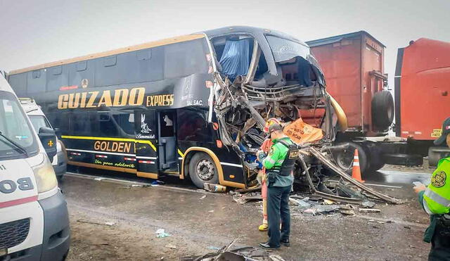 Choque entre bus interprovincial y volquete. Foto: Canal 82-Chincha-Ica