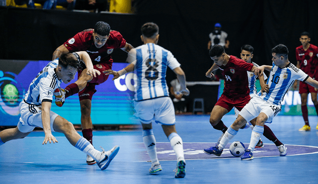 Venezuela perdió con Argentina y se quedó sin chances de clasificar a la semifinales del Sudamericano de Futsal Sub-20. Foto: composición LR/Conmebol