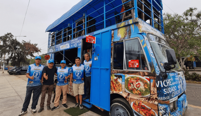 En la cúster de dos pisos de San Juan de Lurigancho las personas pueden comer ceviche, arroz con mariscos y otros platos marinos. Foto: La República/Mirian Torres