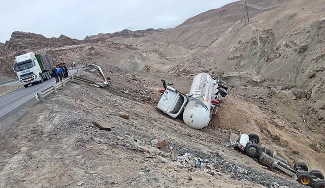 Accidente de tránsito fue protagonizado por cisterna en la carretera Panamericana Sur. Foto: PNP