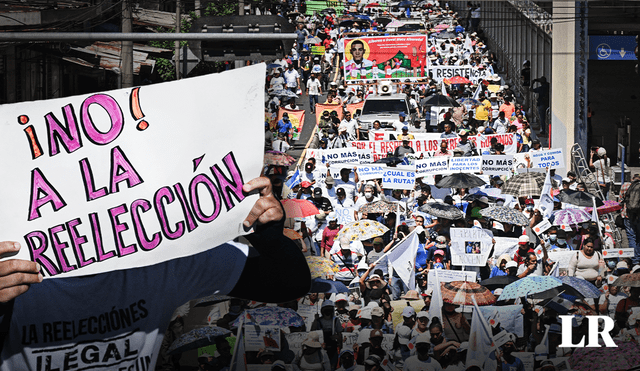 La manifestación se desarrolló en paralelo a un desfile militar por la independencia de El Salvador que organizó el gobierno. Foto: composición de Jazmin Ceras para LR/AFP