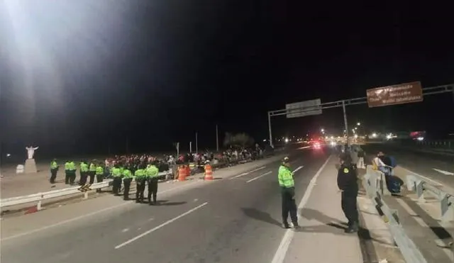 Migrantes quieren ingresar a territorio peruano. Foto: La República