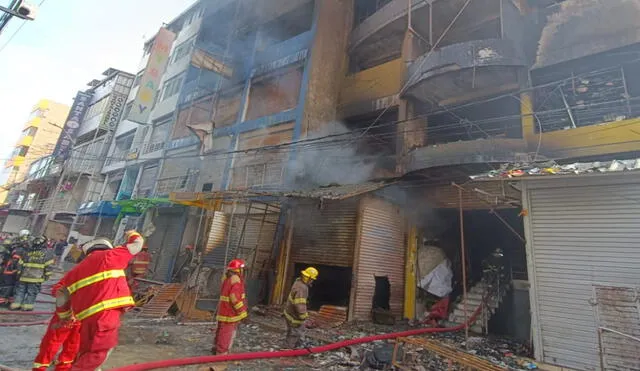 Bomberos tuvieron que cortar candados para ingresar a tiendas siniestradas. Foto: Sergio Verde/ LR- Video: Sergio Verde/ LR