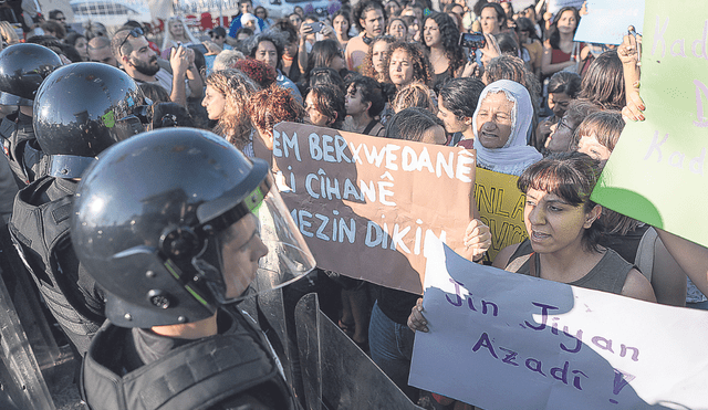 Solidarias. Protestas en Estambul por restricciones en Irán. Foto: EFE