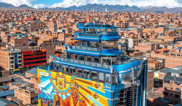 ‘Cholets’ de El Alto. El Crucero de los Andes, anclado en un piso 11, es la última creación del arquitecto boliviano Freddy Mamani. Foto: Félix Contreras/La República