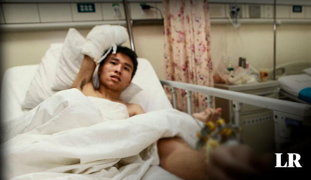 El joven Xiao Wei recuperó la movilidad de su mano luego de que esta fuese unida a su pierna. Foto: composición LR/AFP