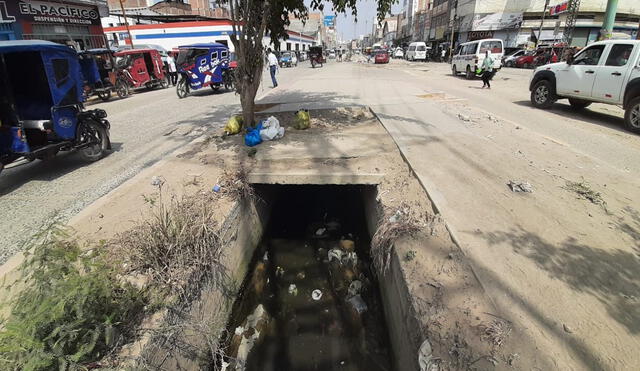 Acequia Cois, en la avenida Leguía, con basura. Foto: La República