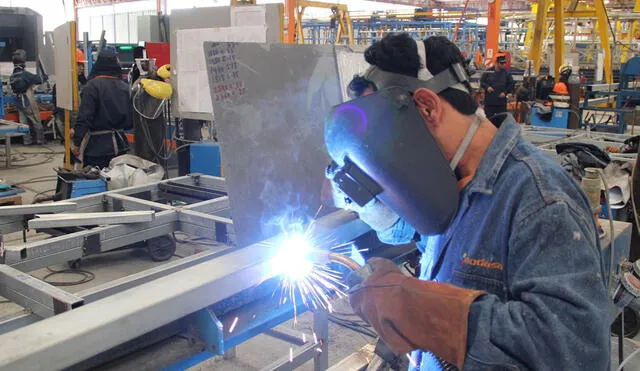 Manufactura y servicios tuvieron un desempeño alejado a las proyecciones del MEF en julio. Foto: archivo LR