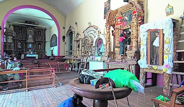 Por dentro. Los pobladores limpiaron altares e imágenes bajo la dirección de los técnicos de la Dirección de Cultura Puno. Foto: difusión