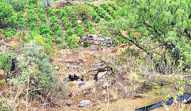 Escenario. Deudos denunciaron que la vía donde ocurrió accidente es muy estrecha y estaba interrumpida por un derrumbe. Foto: difusión