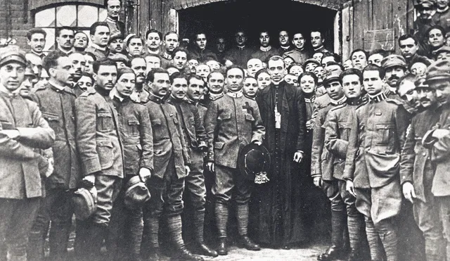 Desmentido. Foto de archivo del papa Pío XII con tropas durante la Segunda Guerra Mundial. Foto: EFE