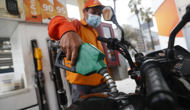 La gasolina premium aumentó de S/10,03 a S/11,32, lo que representó un encarecimiento de S/1,29 por galón. Foto: Andina