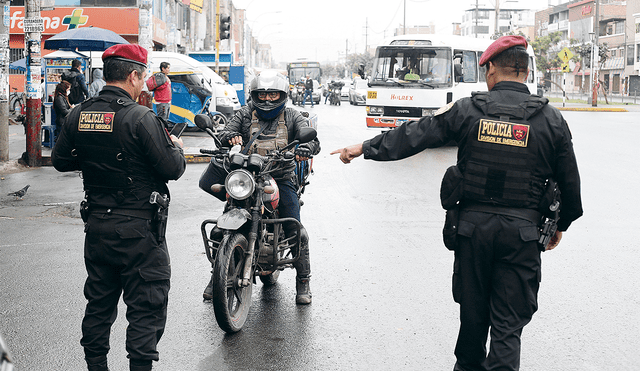 El dato. La Policía se hará cargo de las operaciones de control de identidad, búsqueda y captura de delincuentes. Las FFAA solo prestarán apoyo y custodiarán los activos importantes. Foto: Marco Cotrina/La República