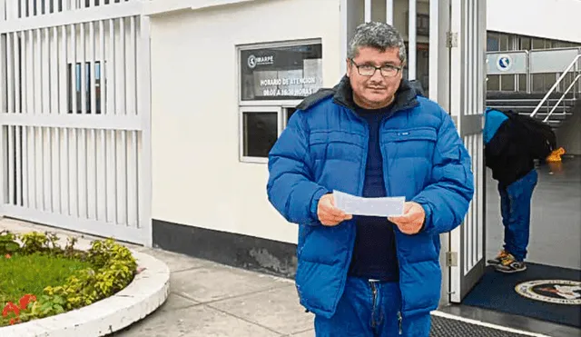 En la calle. El ingeniero Oswaldo Flores Huamán fue arbitrariamente suspendido en Imarpe. Foto: difusión