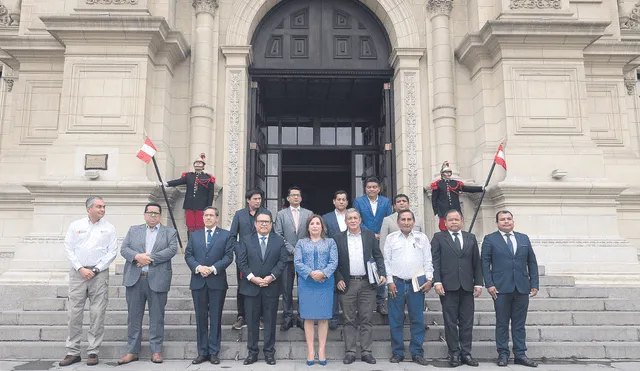 Con Dina. Alcaldes agradecieron los recursos ofrecidos, pero siguen siendo insuficientes. Foto: difusión